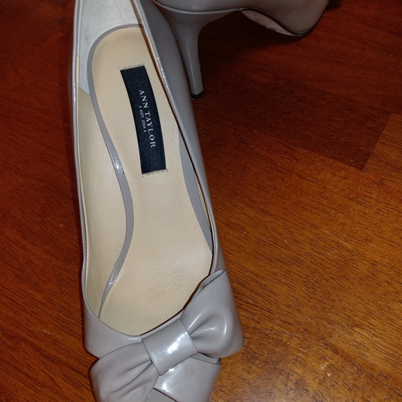 Ann Taylor size 5 Nude heelz with Bow - Picture 7 of 8